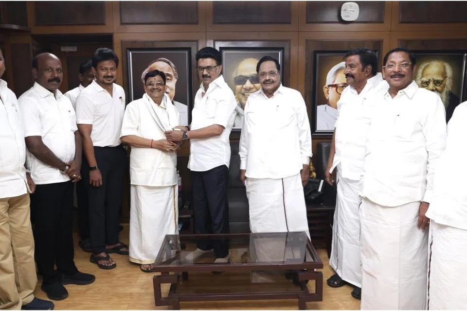 புதன்கிழமை காலை முதல்வர் மு.க. ஸ்டாலின் முன்னிலையில் திமுகவில் சேர்ந்த மைத்ரேயன்.