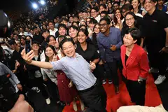 ஜூலை 2ஆம் தேதி சிங்கப்பூர் நிர்வாகப் பல்கலைக்கழகத்தில் இடம்பெற்ற கலந்துரையாடல் நிகழ்வில் பங்கேற்பாளர்களுடன் பிரதமர் லாரன்ஸ் வோங். 