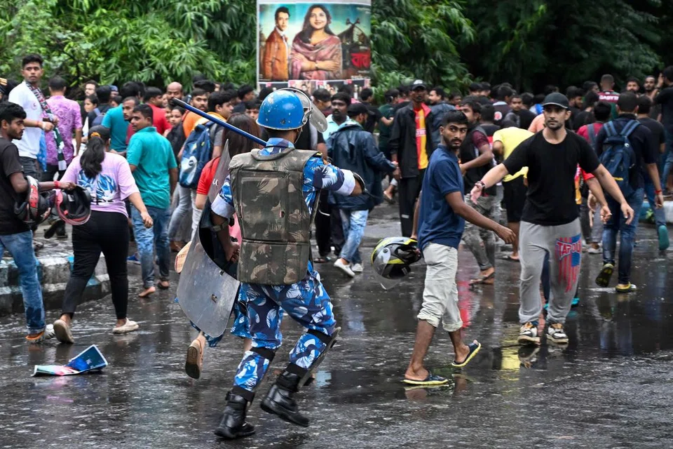 மேற்கு வங்கத்தில் எதிர் எதிர் காற்பந்து அணிகளான ஈஸ்ட் பெங்கால் அணியும் மோகன் பகான் அணியும் போராட்டங்களில் தங்களை இணைத்துக்கொண்டுளளன. 