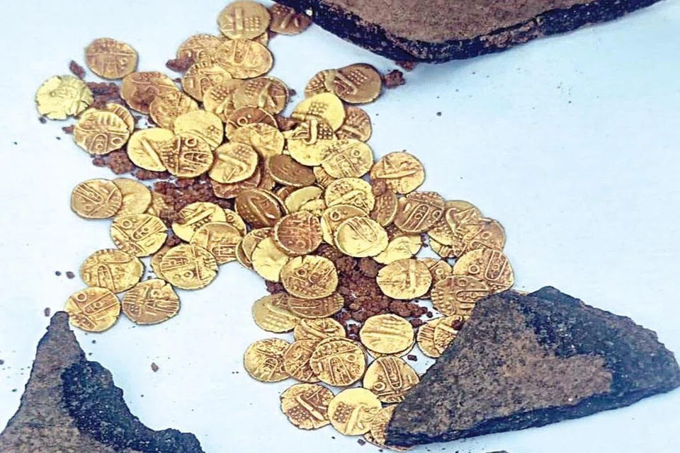 திருமூலநாதர் கருவறையில் கண்டெடுக்கப்பட்ட பானைக்குள் இருந்த 103 தங்க நாணயங்கள்.