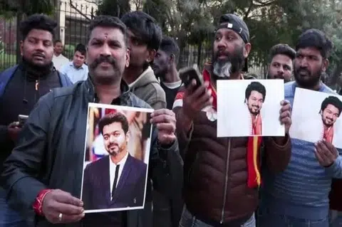 புதுடெல்லியில் உள்ள சிபிஐ தலைமை அலுவலகத்திற்கு வெளியே, விஜய்யின் வருகைக்காகக் காத்திருந்த தமிழக வெற்றிக் கழகத்தின் தொண்டர்கள். 