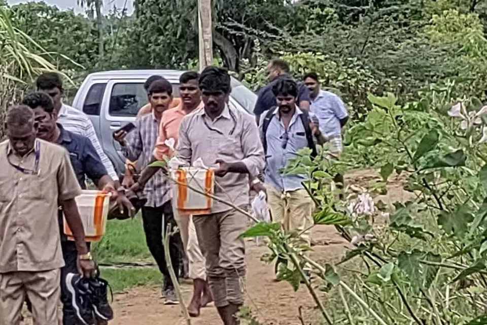 கைப்பற்றப்பட்ட வெடிக்காத இரண்டு நாட்டு வெடிகுண்டுகளை நிபுணர்கள் பாதுகாப்பாக எடுத்துச் சென்றனர். 