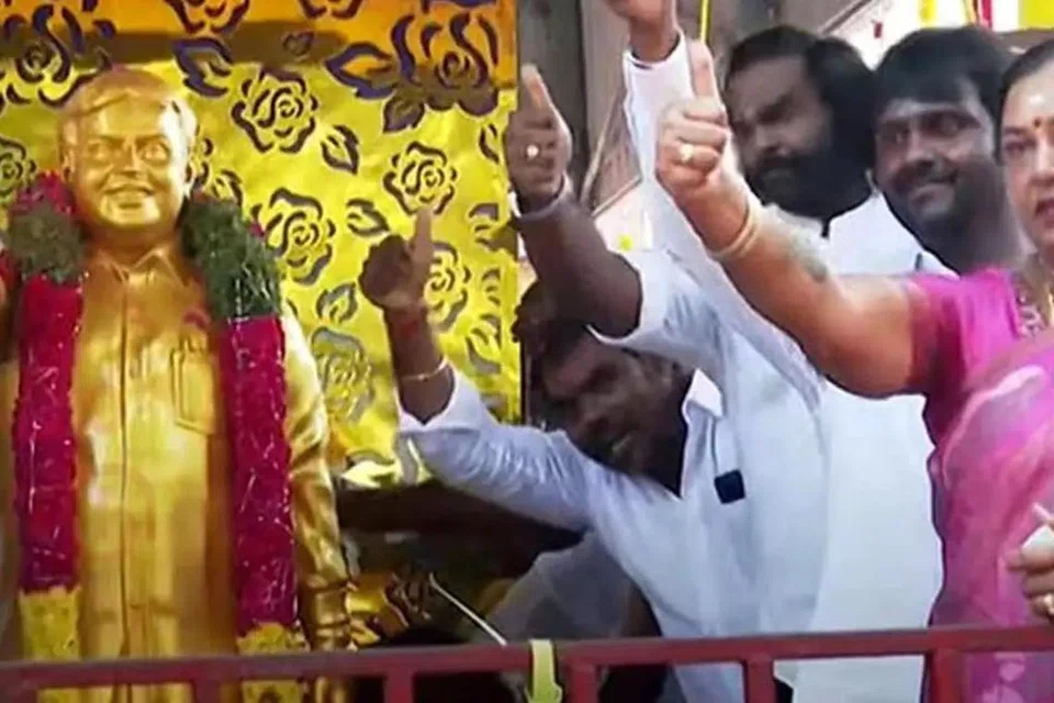 விஜயகாந்தின் 72வது பிறந்தநாள் ஞாயிற்றுக்கிழமை (ஆகஸ்ட் 25) கொண்டாடப்படுகிறது. அதனையொட்டி அவரது நினைவிடத்தில் மார்பளவு சிலையை கண்ணீருடன் திறந்து வைத்தார் தேமுதிக கட்சியின் பொதுச்செயலாளர் பிரேமலதா.