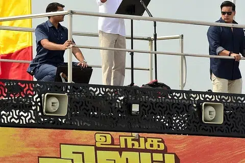 புதுச்சேரியில் உரையாற்றிய விஜய்.