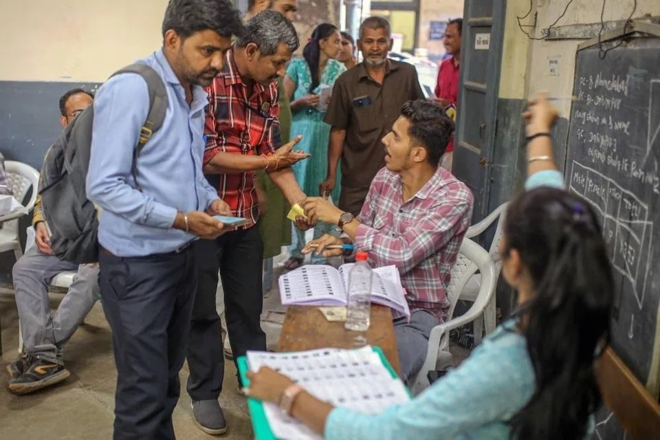 2024ஆம் ஆண்டு, குஜராத்தில் நடந்த பொதுத்தேர்தலில் வாக்களிப்பதற்காக வரிசையில் காத்திருந்த மக்கள்.