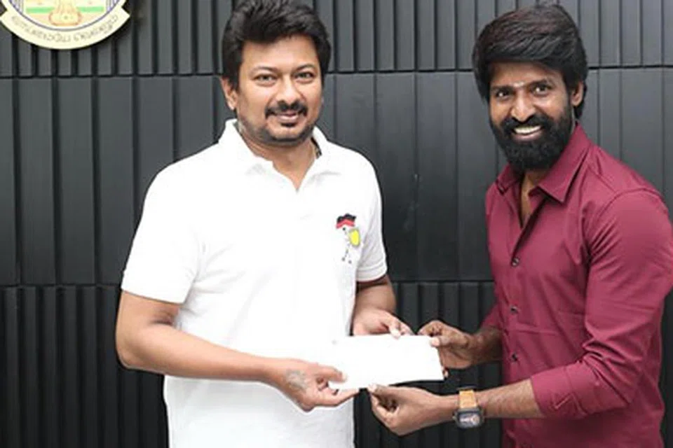 நிதி வழங்கும் சூரி.