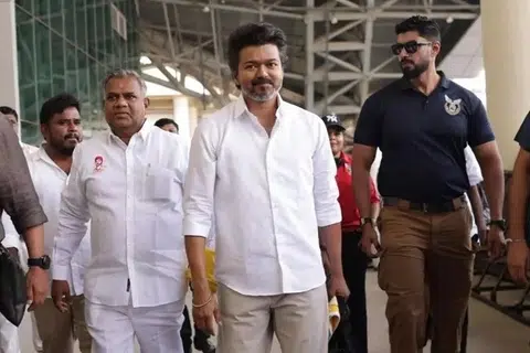 திருச்சியில் பிரசாரம் செய்வதற்கு வருகை அளிக்கும் தவெக தலைவர் விஜய். 