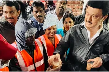 தேநீர் விநியோகித்த முதல்வர் மு.க.ஸ்டாலின்.