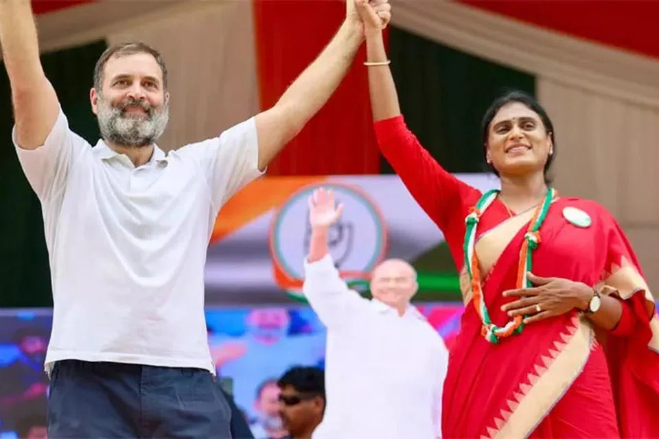 ராகுல் காந்தியுடன் ஆந்திர மாநில காங்கிரஸ் கட்சித் தலைவர்  ஷர்மிளா. 