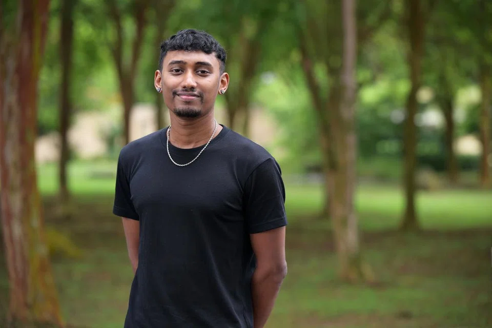 பணிமனையில் வேலை செய்யும்போது வர்த்தகக் கல்வி மீதான ஆர்வம் ஏற்பட்டதாக தீபன் கூறினார்.  