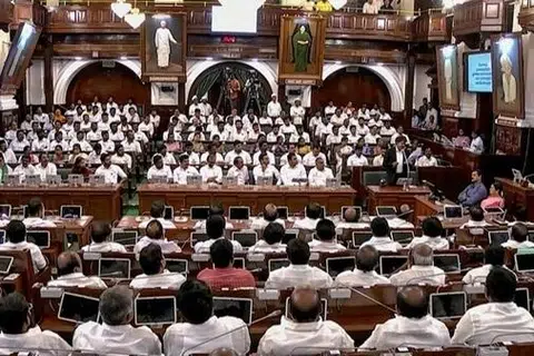  சட்டமன்ற உறுப்பினர்கள் அமர்ந்துள்ள பகுதிகள் ஆறு பிரிவுகளாகக் கணக்கிடப்பட்டு, வாக்கெடுப்பு நடத்தப்பட்டது.