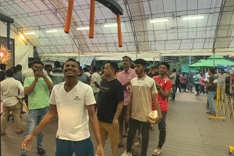 இழுபறி விளையாட்டு (tug-of-war), அதிர்ஷ்டக் குலுக்கு, ‘மினி கோல்ஃப்’ (mini golf) போன்ற விளையாட்டுகளில் வெளிநாட்டு ஊழியர்கள் பங்குபெற்றனர். 