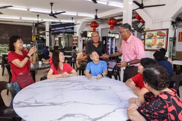 புதிதாக வரையறுக்கப்பட்ட ஜூரோங் ஈஸ்ட் - புக்கிட் பாத்தோக் குழுத்தொகுதியில் போட்டியிடும் மக்கள் செயல் கட்சி அணியில் இடம்பெற்றுள்ள திரு முரளி பிள்ளை (இளஞ்சிவப்புச் சட்டை).