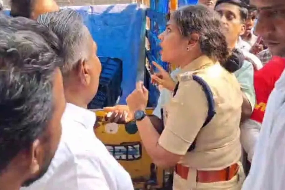 விதிமுறை மீறிய ஆனந்த்தை எச்சரித்த பெண் அதிகாரி.