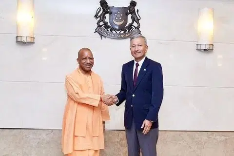 சிங்கப்பூரில் வெளியுறவு அமைச்சர் விவியன் பாலகிரு‌ஷ்ணனைச் (வலது) சந்தித்தார் உத்தரப் பிரதேச முதலமைச்சர் யோகி ஆதித்யநாத்.