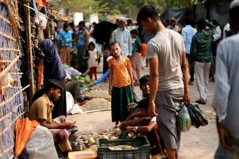 பங்ளாதேஷின் காக்ஸ் பஜாரில் உள்ள ரோஹிங்கியா அகதிகள் முகாமிற்குள் அமைந்துள்ள சாலையோரச் சந்தை.