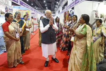 உத்தரப் பிரதேசம், கிரேட்டர் நொய்டாவில் செப்டம்பர் 29ஆம் தேதிவரை நடைபெறும் கண்காட்சியில் உரையாற்றிய இந்தியப் பிரதமர் நரேந்திர மோடி, கண்காட்சிப் பங்கேற்பாளர்களுடன் உரையாற்றினார். 