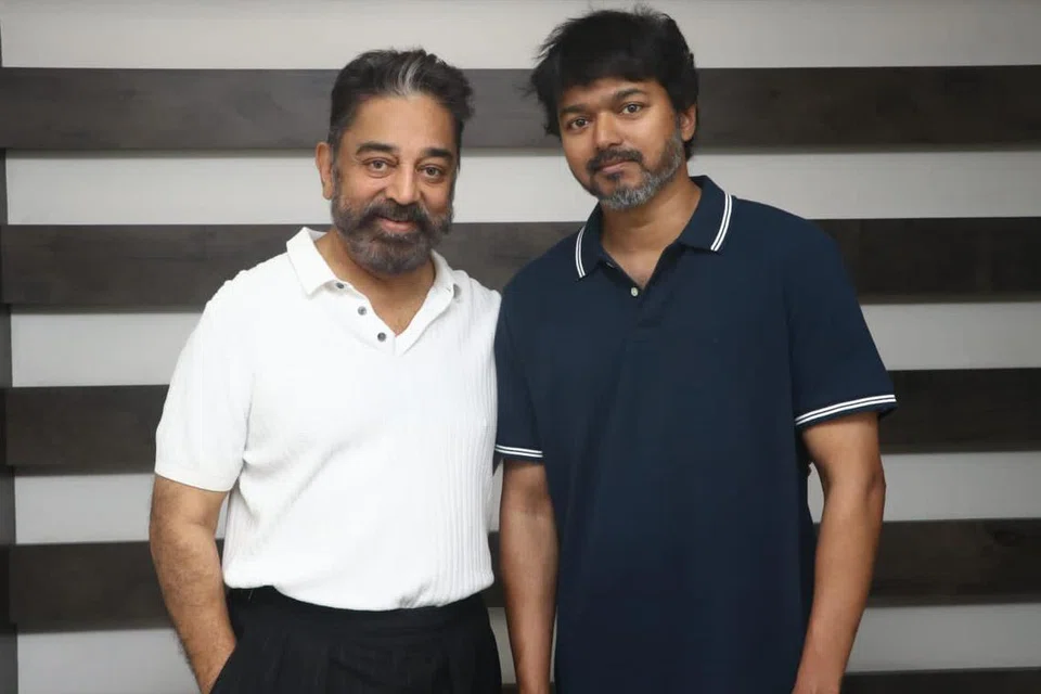 கமல்ஹாசனை சந்தித்து பிறந்தநாள் வாழ்த்துக்களைத் தெரிவித்தார் விஜய்.