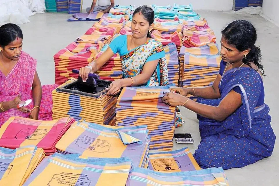 வரும் 2025பொங்கல் பண்டிகைக்கு இலவச வேட்டி, சேலை வழங்கும் திட்டத்திற்கு தமிழக அரசு ரூ.100 கோடி ஒதுக்கீடு செய்துள்ளது.