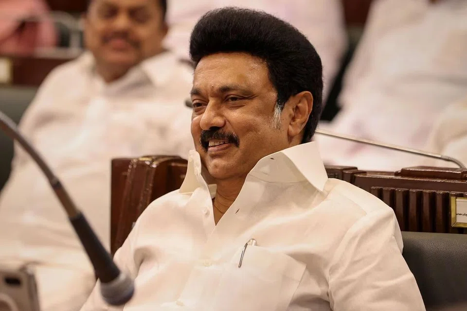 “நல்லவேளை காவி உடையில் வராமல் அதிமுகவினர் கறுப்புச் சட்டையில் வந்துள்ளனர்,” என ஸ்டாலின் கிண்டலுடன் குறிப்பிட்டார்.