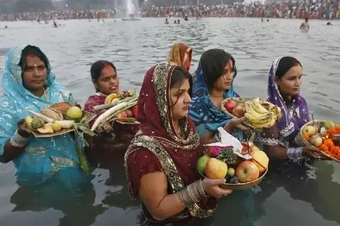 வட மாநிலங்களில் ‘சத் பூசை’ நிகழ்வு நான்கு நாள்களுக்குக் கோலாகலமாக கொண்டாடப்படுகிறது.