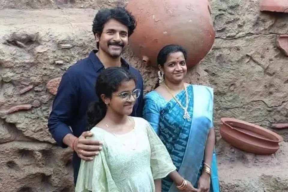 கீழடி அருங்காட்சியகத்தில் மனைவி, மகளுடன் சிவகார்த்திகேயன்.