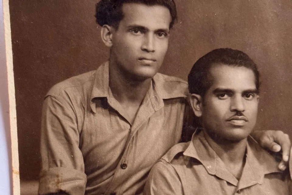 1950ல் செம்பவாங் கப்பற்படைத்தளத்தில் தம் இளம்பருவக் கூட்டாளியுடன் திரு ஆர்.எம். பெருமாள் (இடது).