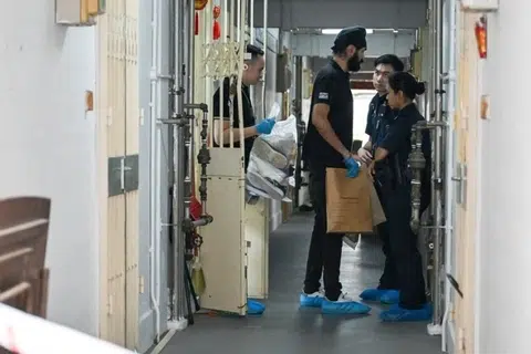 சின் சுவீ ரோடு சண்டை தொடர்பில் இருவர் மீது கொலைக் குற்றம் சாட்டப்பட்டுள்ளது.