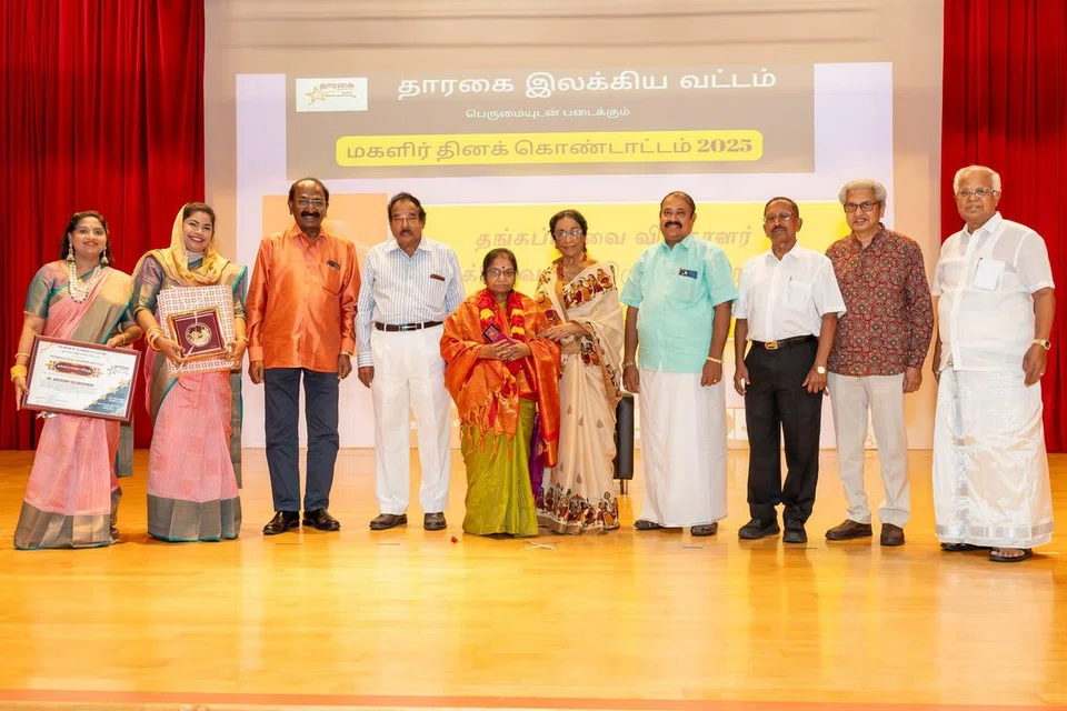 ‘தங்கப் பாவை’ விருதுபெற்ற முனைவர் சரோஜினி செல்லக்கிருஷ்ணனுடன் சிறப்புப் பேச்சாளர்கள், விருந்தினர்கள், தாரகை இலக்கிய வட்டக் குழுவினர்.