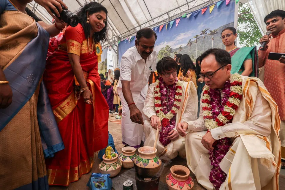 பொங்கல் வைத்த நாடாளுமன்ற உறுப்பினர்கள் லியாங் எங் ஹுவா, எட்வர்ட் சியா. அவர்களுடன் புக்கிட் பாஞ்சாங் குடியிருப்பாளர் ஒருங்கிணைப்புக் குழுத் தலைவர் பெருமாள் மூர்த்தி PBM, செயற்குழு உறுப்பினர் கங்கா பாஸ்கரன்.