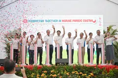 கம்போங் உபி சமூக மன்றத்தில் நடைபெற்ற எஸ்ஜி 60 நிகழ்ச்சியில் திட்டங்கள் அறிவிக்கப்பட்டன. (இடமிருந்து) டாக்டர் சூ பெய் லிங், தேசிய வளர்ச்சி, உள்துறை துணையமைச்சர் ஃபை‌‌ஷால் இப்ராகிம், கோ ஸி கீ, லிம் பியவ் சுவான், மனிதவள அமைச்சர் டான் சீ லெங், பிரதமர் லாரன்ஸ் வோங், கலாசார, சமூக, இளையர்துறை அமைச்சர் எட்வின் டோங், சியா கியன் பெங், டின் பெய் லிங், ஃபஹ்மி அலிமான், டயானா பாங்.