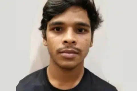 மேற்கு வங்க மாநிலத்தைச் சேர்ந்த அலிப் இஸ்​லாம், 21.