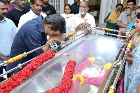 இயக்குநர் பாரதிராஜா உடலுக்கு அஞ்சலி செலுத்திய முதல்வர் விஜய்.