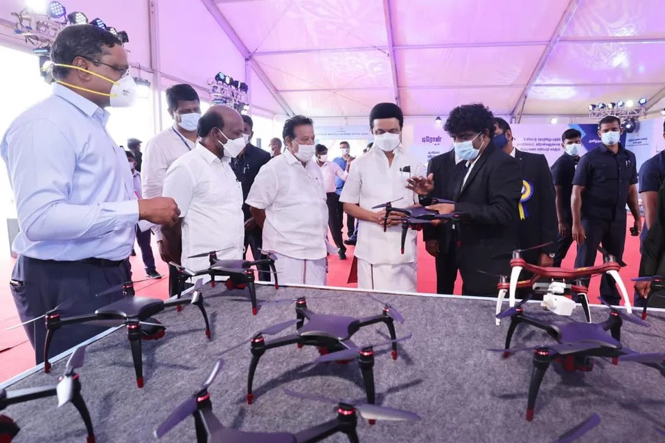 ‘டிரோன்’ செயல்பாடுகள் குறித்து முதல்வர் ஸ்டாலினிடம் விவரிக்கும் அதிகாரிகள்.