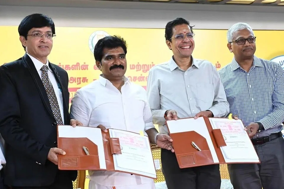 புரிந்துணர்வு ஒப்பந்தம் கையெழுத்தாகும் நிகழ்ச்சியில் (இடமிருந்து) தமிழ்நாடு மின்னுற்பத்தி, பகிர்மானக் கழகத்தின் தலைமை மேலாண் இயக்குநர் ஜே. ராதாகிருஷ்ணன்,  தமிழ்நாடு மின்துறை அமைச்சர் நிர்மல்குமார், சென்னை ஐஐடி இயக்குநர் வி.காமகோடி, சென்னை ஐஐடியின் தொழிலக ஆலோசனை, ஆதரவு ஆய்வு அலுவலகத்தின் தலைவர் மனு சந்தானம்.