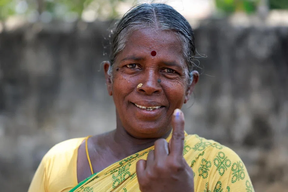 வாக்களித்த மகிழ்ச்சியில் தமிழகம், திருவண்ணாமலையைச் சேர்ந்த வாக்காளர் திருவாட்டி வள்ளி.