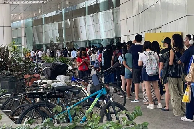 ஆகப் பெரிய இலவச நூல் விநியோகம்: அதிக நேரம் காத்திருந்த நூல் பிரியர்கள்