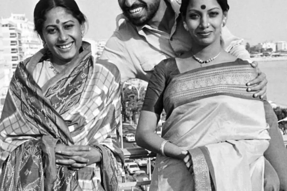 சுமிதா பட்டேல், ஷபனா அஸ்மியுடன் ஷியாம் பெனகல், 1976 கேன் திரைப்பட விழாவில். இந்திய திரையுலகின் சிறந்த நட்சத்திரங்கள் சிலரை உருவாக்கி வளர்த்தவர் பெனகல்.