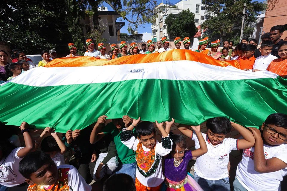 பெங்களூரில் குடியரசு தினத்தை முன்னிட்டு நடைபெற்ற நிகழ்ச்சியில் மாணவர்கள், ஆசிரியர்கள், பெற்றோர்.