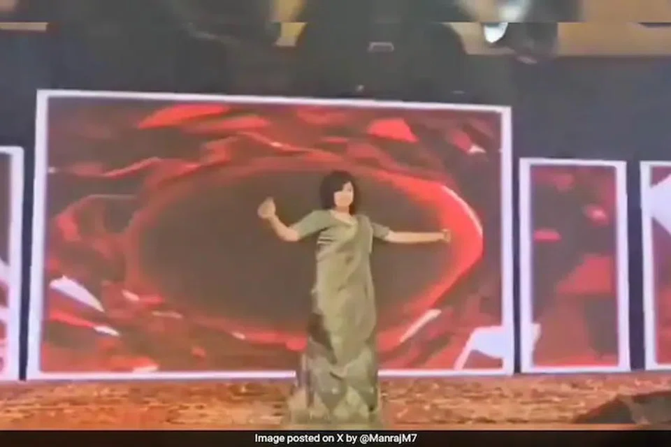 திருமண நிகழ்ச்சியின்போது நடனமாடிக்கொண்டிருந்த 23 வயது பரிணிதா மாரடைப்பால் உயிரிழந்தார்.