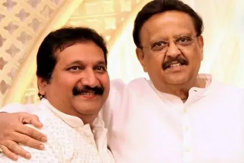 பாடகர் எஸ்பி பாலாவுடன் மனோ.