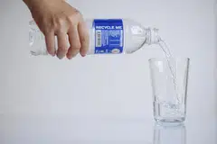 பாதிக்கப்பட்ட பெண்ணுக்கு அதிகம் தண்ணீர் அருந்தும்படி மருத்துவர் பரிந்துரைத்ததை அறிந்துகொண்ட ஆடவர், அவருக்கு எப்போதும் மாலையில் ஒரு குவளை குடிநீர் தருவது வழக்கம். படம்: ஸ்ட்ரெய்ட்ஸ் டைம்ஸ்