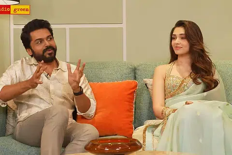 ‘வா வாத்தியார்’ படத்தின் விளம்பர நிகழ்ச்சியில் கலந்துகொண்ட கார்த்தி, கீர்த்தி ஷெட்டி.