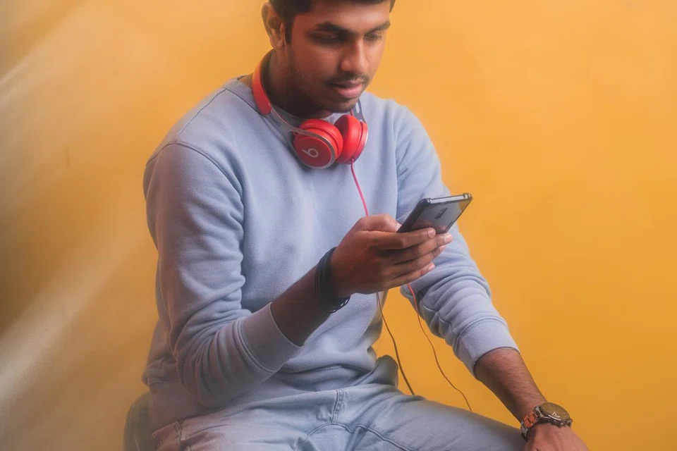 11 ஆண்டுகளில் இயக்குநர், தயாரிப்பாளர், ஒளிப்பதிவாளர் எனக் கலைத்துறையில் பல தடங்களைப் பதித்துள்ளார் கெவின்.