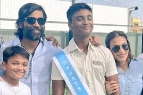மகன்களுடன் தனுஷ், ஐஸ்வர்யா.