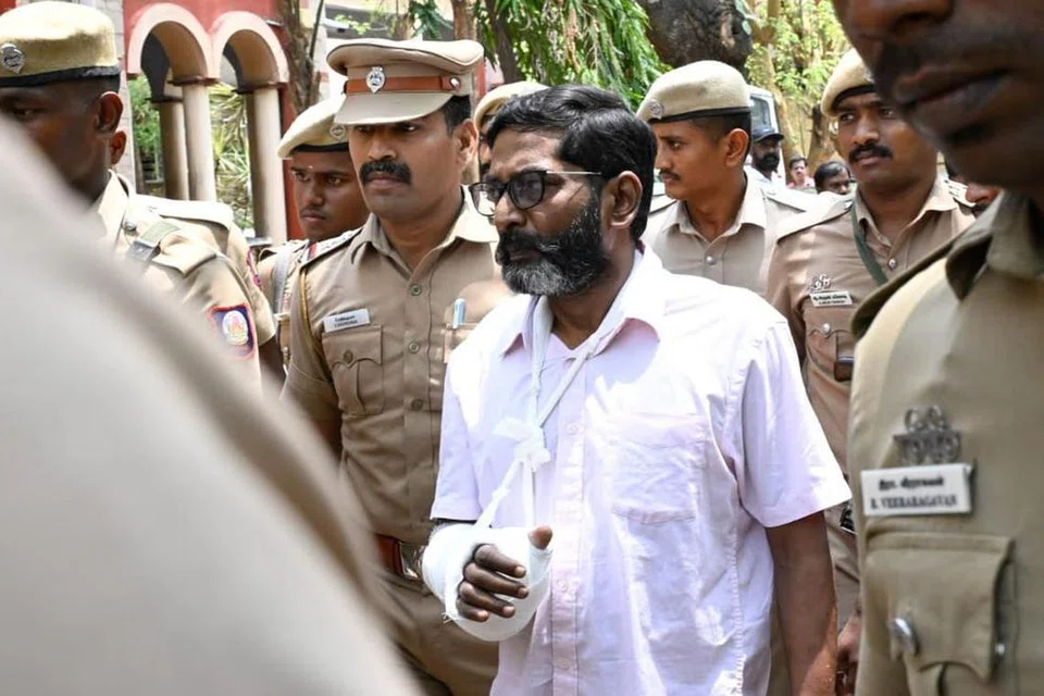 குண்டர் சட்டத்தில் சிறையில் அடைக்கப்பட்டுள்ள சவுக்கு சங்கருக்காக அவரது தாயார் கமலா ஆட்கொணர்வு மனு தாக்கல் செய்துள்ளார். அந்த மனுவை விசாரிக்க இருந்த நீதிபதிகள் விலகுவதாக அறிவித்துள்ளனர்.