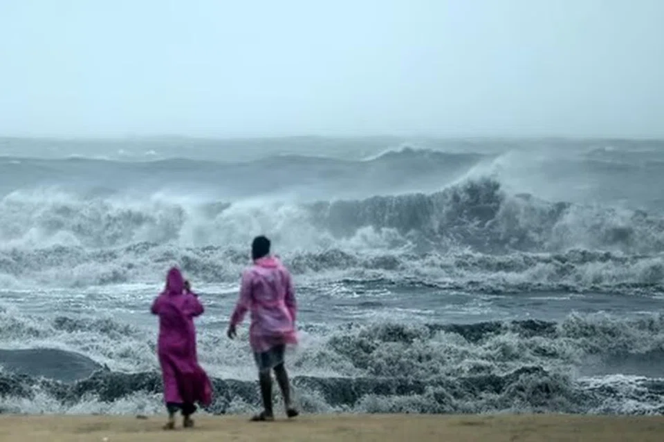 சென்னை கடற்கரையில் சனிக்கிழமையன்று சுமார் பத்து அடிக்கும் மேற்பட்ட ராட்சத அலைகள் எழும்பின.