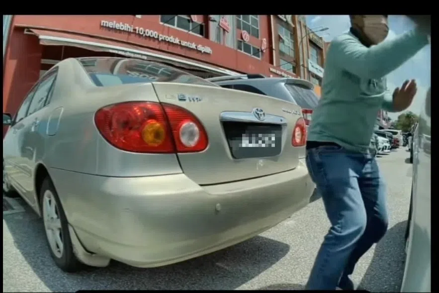 ஜோகூரில் டெஸ்லா கார்க் கண்ணாடியை உடைத்து 100,000 ரிங்கிட் திருட்டு