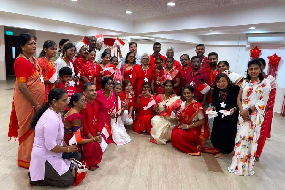 தொண்டூழியர்களுடன் மரீன் பரேட்-பிரேடல் ஹைட்ஸ் நாடாளுமன்ற உறுப்பினர் டின் பெய் லிங்.