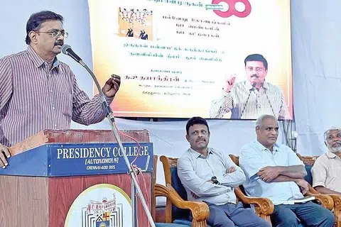சென்னை மாநிலக் கல்லூரியில் திங்கட்கிழமை நடந்த பன்னாட்டுக் கருத்தரங்கில் சிறப்புரையாற்றிய தமிழக அரசின் நிதித்துறைச் செயலாளர் த.உதயச்சந்திரன்.